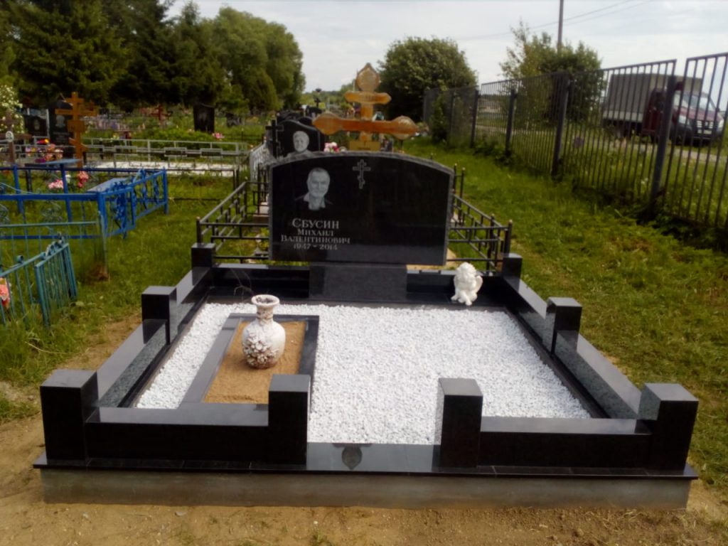 Установка памятников на могилу в Москве